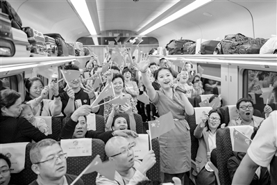 10月1日，乘客們在列車上共同慶祝新中國成立70周年。 蘭州局集團供圖