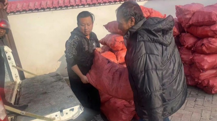 集團(tuán)駐村工作隊(duì)開展“寒冬送溫暖，關(guān)愛暖人心”慰問活動