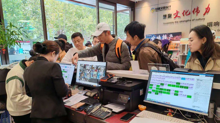 2026年元旦假期，甘肅文旅集團(tuán)旗下各景區(qū)、酒店及旅行社喜迎客流高峰，游客接待量與經(jīng)營(yíng)收入實(shí)現(xiàn)“雙增長(zhǎng)”，迎來(lái)“開(kāi)門(mén)紅”。渭河源景區(qū)張掖平山湖大峽谷集團(tuán)旗下景區(qū)表現(xiàn)尤為亮眼。平山湖大峽谷景區(qū)憑借元旦期